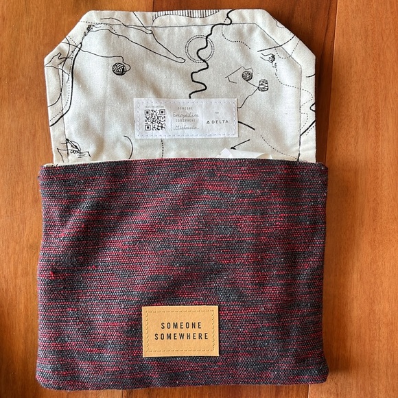 Someone Somewhere Toiletry/Cosmetic Bag from
Delta Airlines - Picture 4 of 5